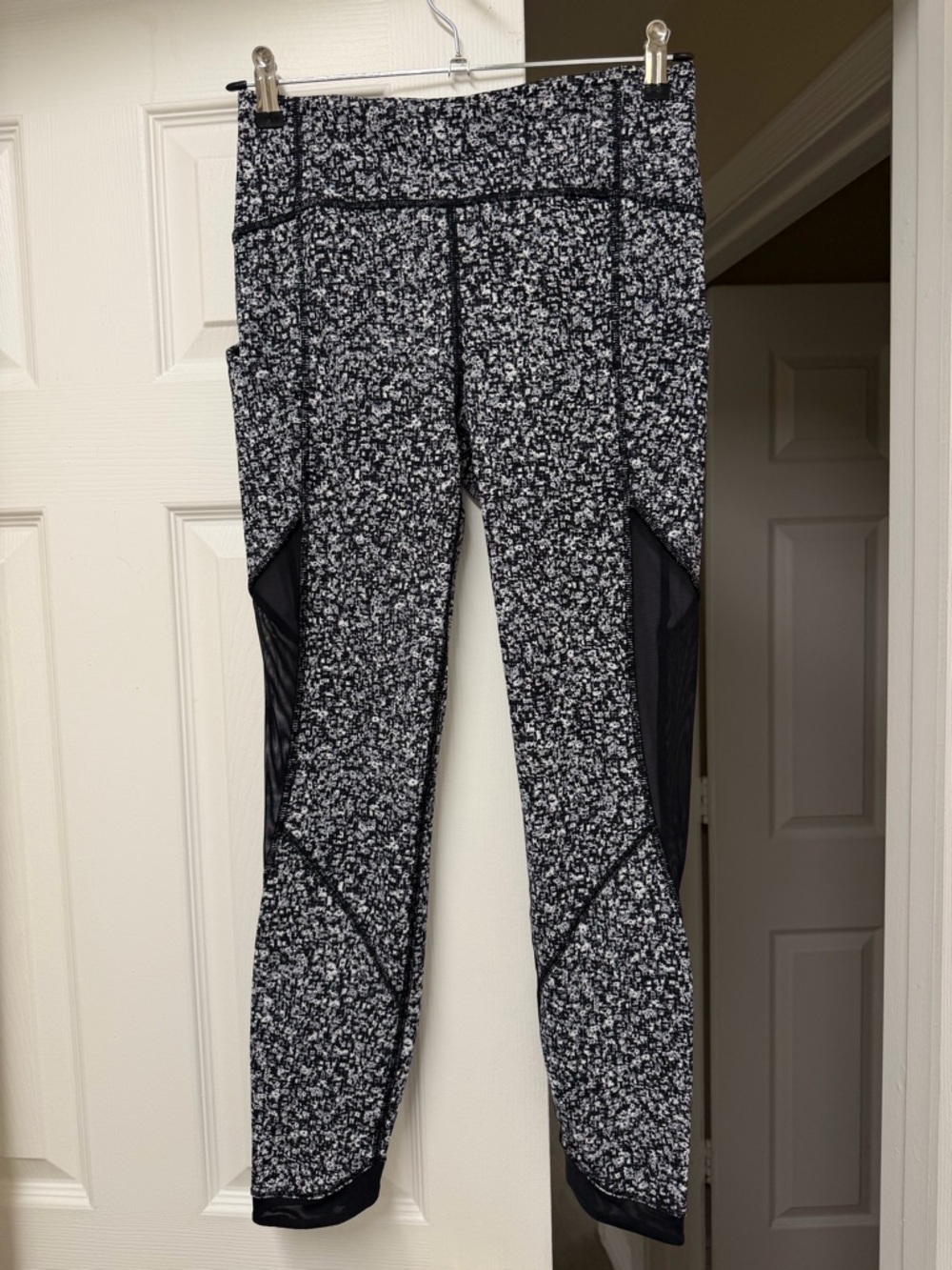 Lululemon Sole Training 7/8 Tight Daisy Dust Alpine White Black Size 6 - Picture 6 of 14
